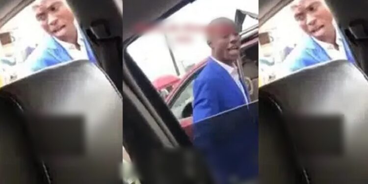 “Una dey look down on us” – Pastor lashes out, returns N30 lady dropped as offering in Edo church (Video)