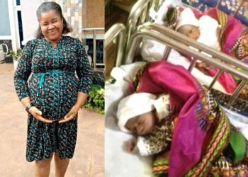 Family members rejoice as Nigerian woman gives birth to twins after 20 years of marriage