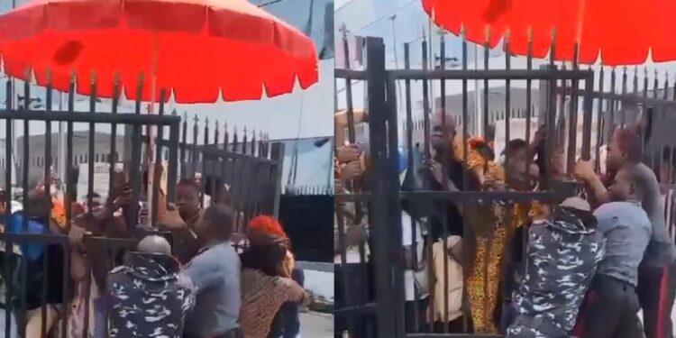 Nigerians fight tooth-and-nail to gain access into a bank to swap old notes (Video)