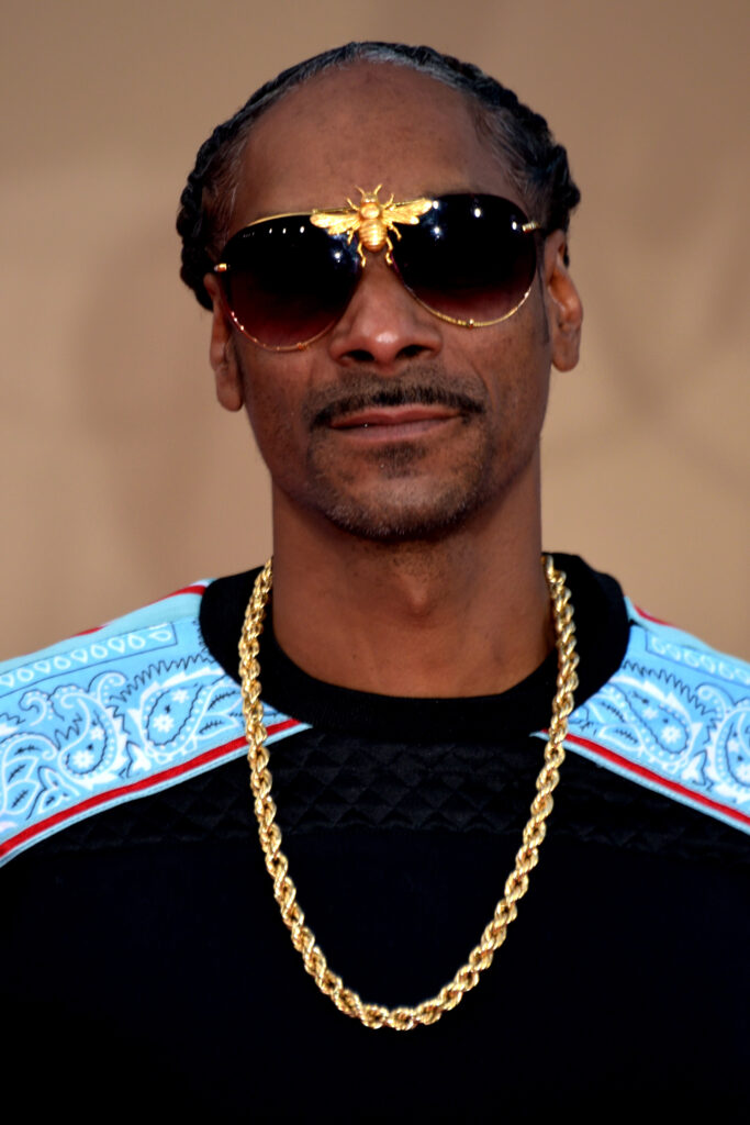 Snoop Dogg begs