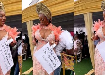 “No cash, No problem” – Nigerian lady dances with account number in her hand during wedding, tells guests to make transfer (Video)