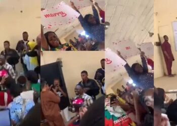Adorable moment UNILORIN student proposed to his girlfriend in front of class and got a “yes” (Video)