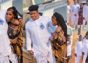 “Dem don write JAMB?” – Mixed reactions as young boy pays his girlfriend’s bride price (Video)