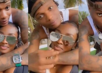 “A slap on Jada” – Netizens react to video of Wizkid all loved up with mystery lady, calling her girlfriend (Watch)