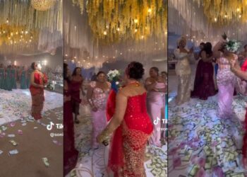 “My biggest supporter” – Bride hands bouquet to her single elder sister instead of throwing it