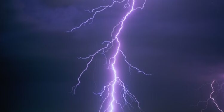 Lightning reportedly ki.lls three suspected kidnappers in Kwara