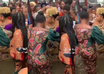 “Are halls that expensive?” – Reactions as bride defies flood to dance with her girls at her wedding (Video)