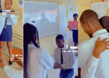 Moment university student proposed to his girlfriend in class (Video)