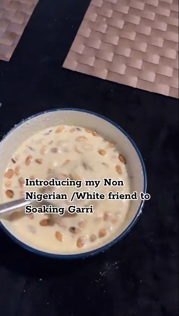 Nigerian lady introduces her white friend to drinking garri (video)