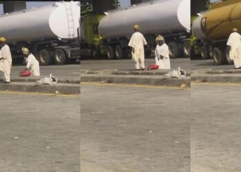 Heartwarming moment an elderly man helped his elderly wife climb a road divider (video)