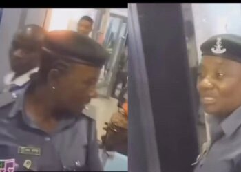Nigeria Customs Service Launches Investigation Into Viral Video Showing Officer Demanding N5000 Bribe From Passenger (VIDEO)