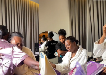 “That lady wey wear black no get emotion at all…” – Reactions as apprentice looks confused as a bride receives a package from her best friend (VIDEO)