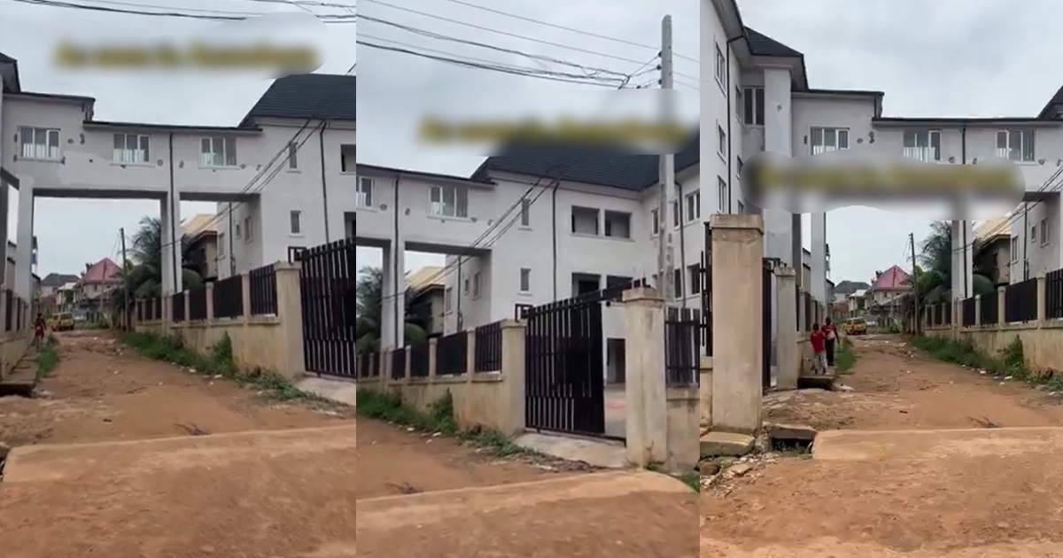 “Imagine house way geh over head bridge” – Man sh0cked after spotting a narrow passage connecting two buildings in Anambra (VIDEO)