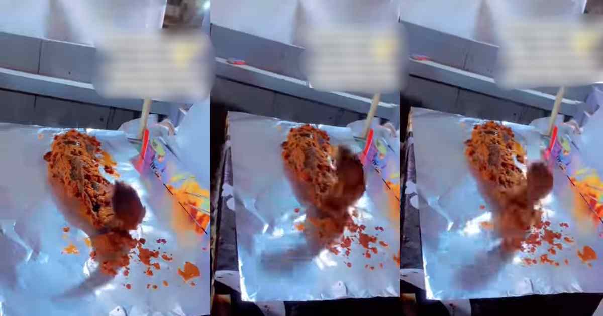 “All in the name of content na wa o!” – Food Vendor Faces Backl@sh For Rubbing Seasoning on L!ve Fish (WATCH)