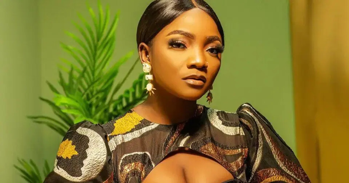 “When the Dev!l Knocks, Don’t Open!” – Simi Responds to Fan’s Audacious Proposal